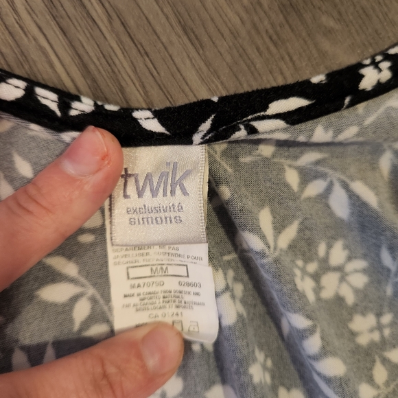 Medium Black and White Print Twik Mini-Dress - Picture 2 of 3